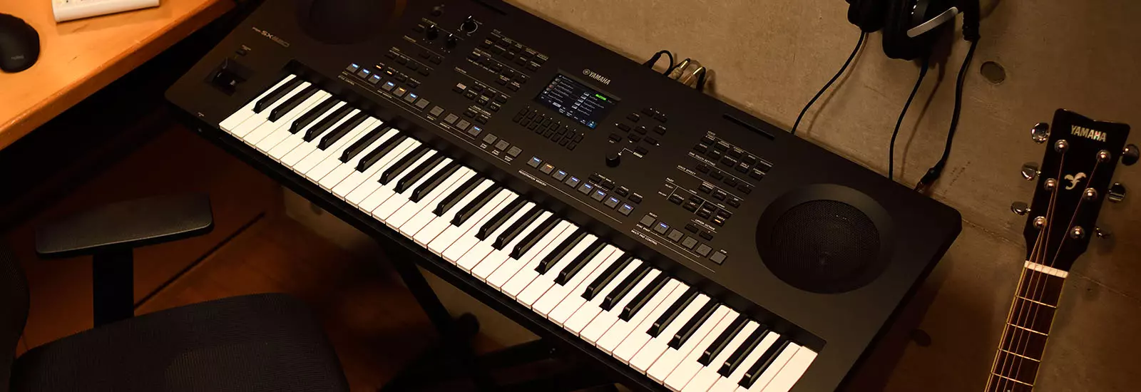 Yamaha PSR-SX620 overhead angled view